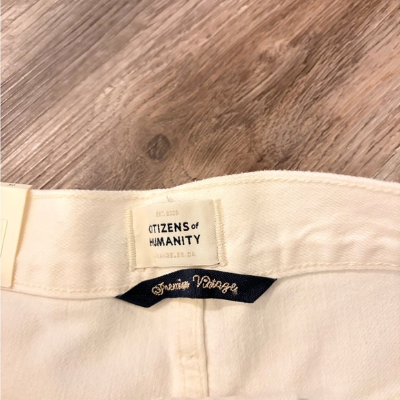 Citizens Of Humanity Marlow Jean shorts in white - Picture 7 of 8